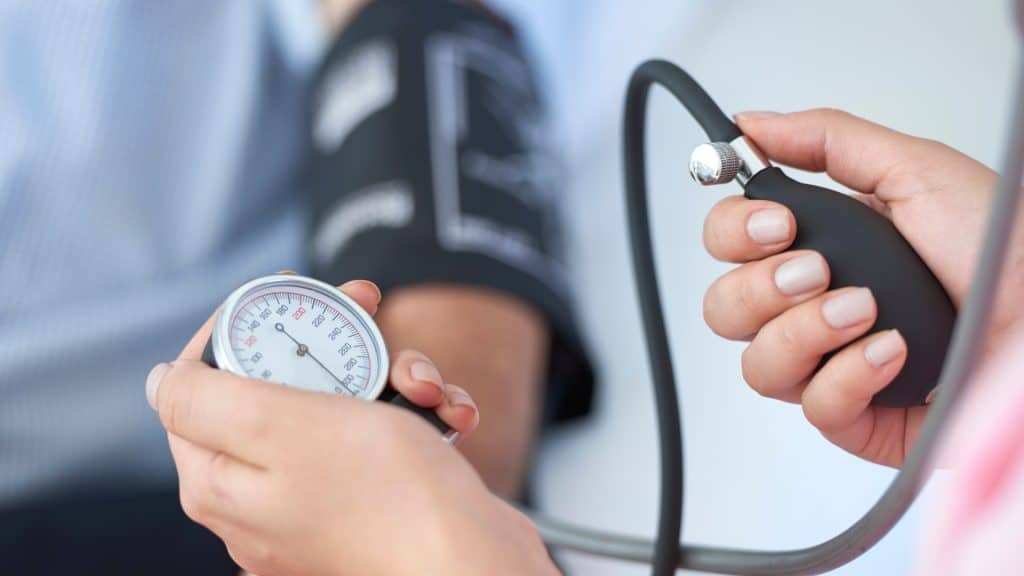 Measuring blood pressure with sphygmomanometer